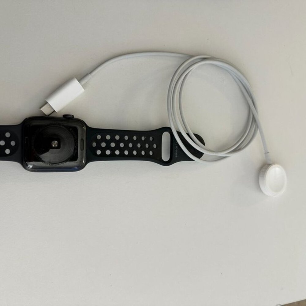 Apple Watch SE - Picture 3 of 3